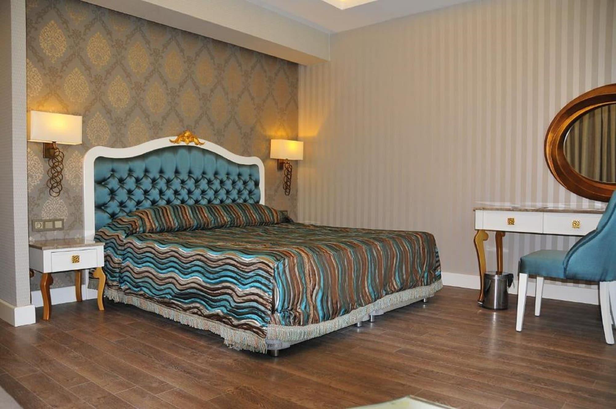 Karmir & Hotel 5*
